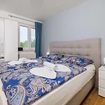 Mit Privatpool, Whirlpool, Meerblick, Billard, Fitnessgeraete, Garage *