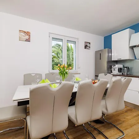 Mit Privatpool, Whirlpool, Meerblick, Billard, Fitnessgeraete, Garage Holiday home Crikvenica
