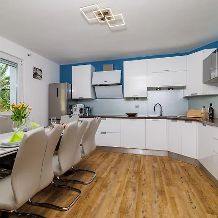 Mit Privatpool, Whirlpool, Meerblick, Billard, Fitnessgeraete, Garage *