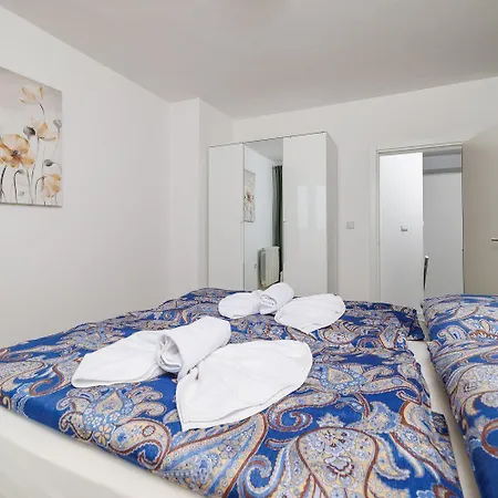 Mit Privatpool, Whirlpool, Meerblick, Billard, Fitnessgeraete, Garage *