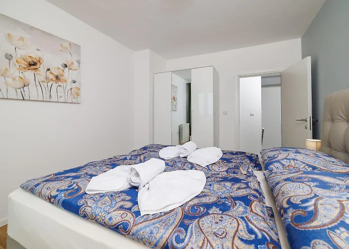 Mit Privatpool, Whirlpool, Meerblick, Billard, Fitnessgeraete, Garage *
