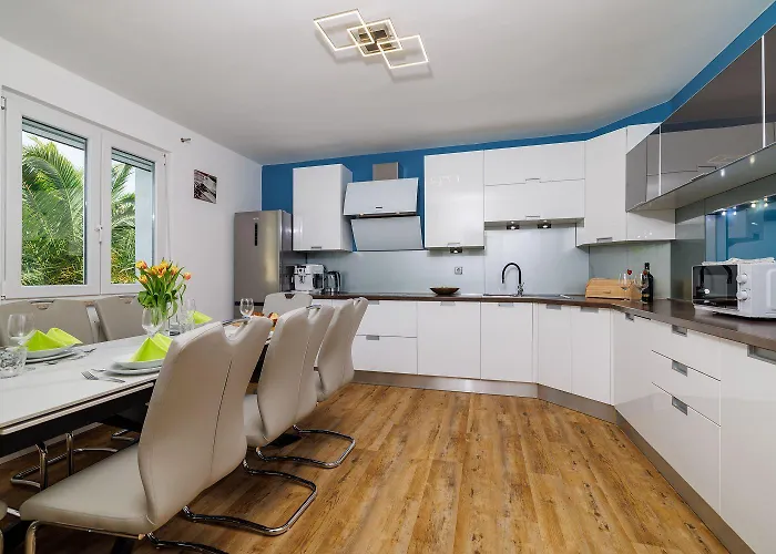 Mit Privatpool, Whirlpool, Meerblick, Billard, Fitnessgeraete, Garage *